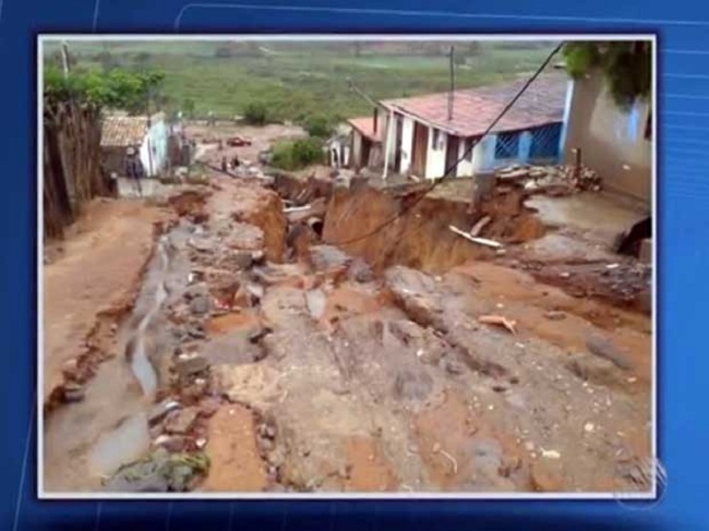 Chuva abriu cratera no municpio de Barra do Choa (Foto: Reproduo/TV Bahia)